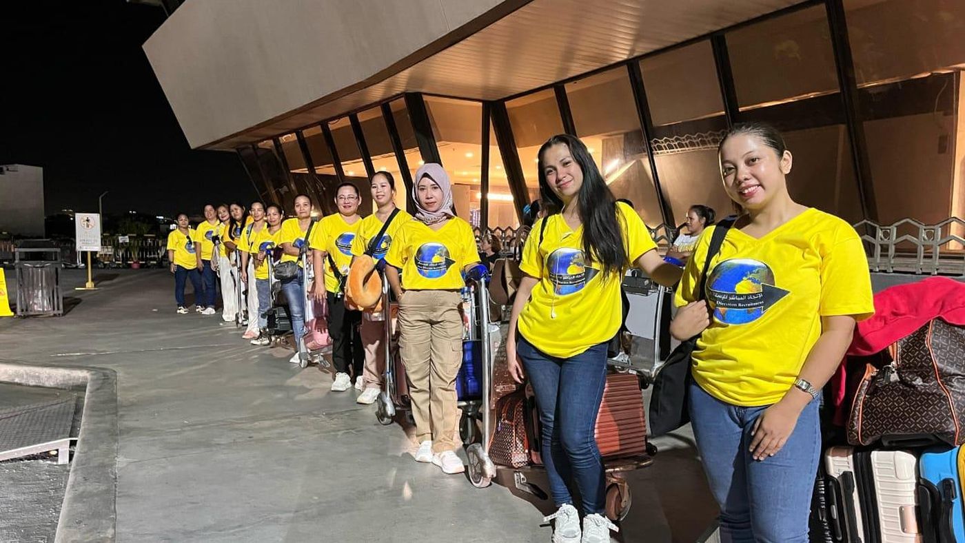 Applicants with luggage before a night flight